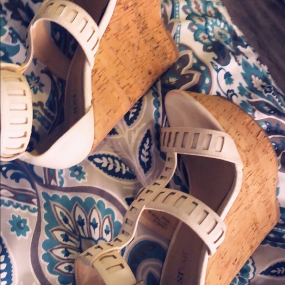 White heels - Picture 2 of 2